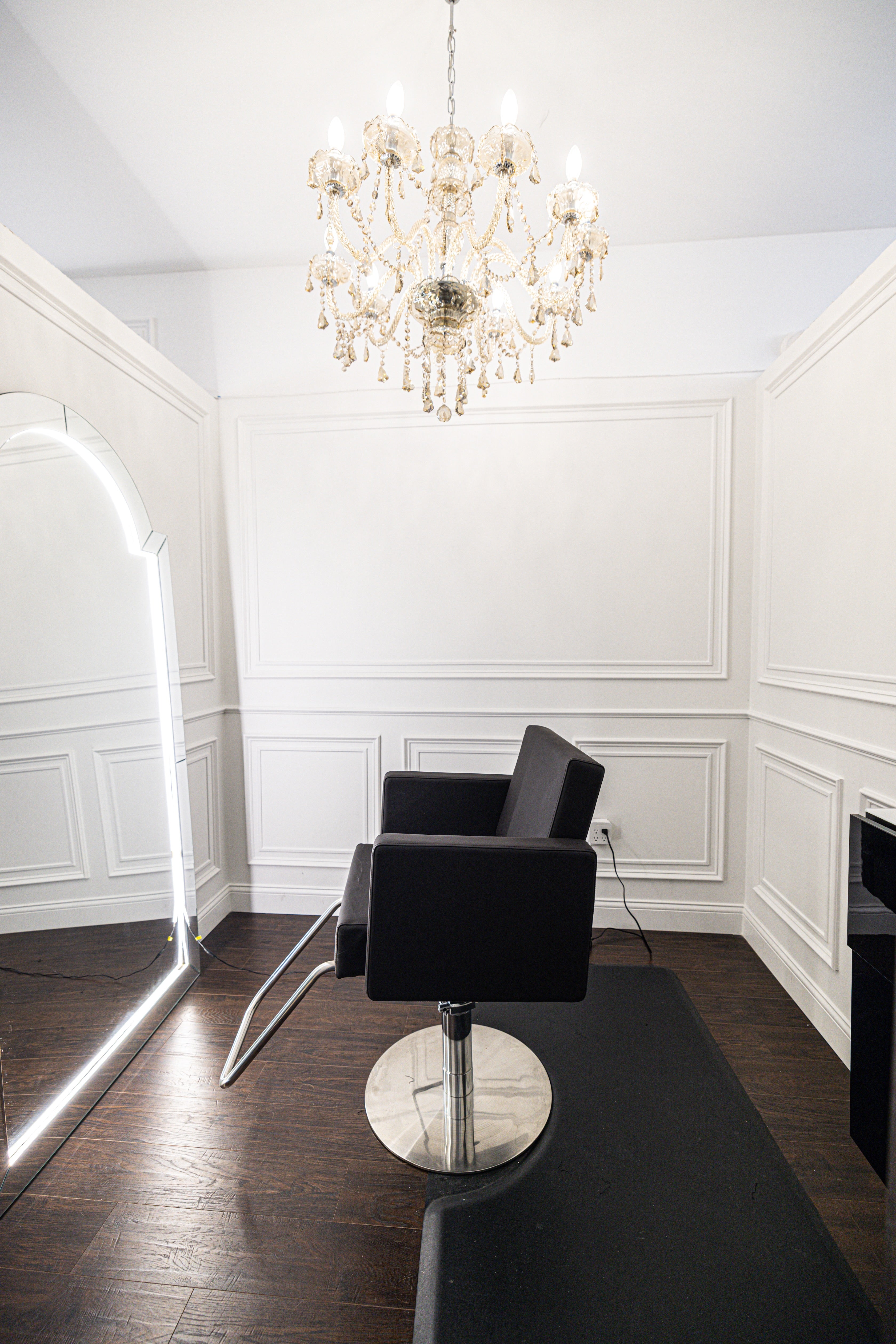 Beautiful wig salon located in Dallas, TX. Private room for customers with hairless.